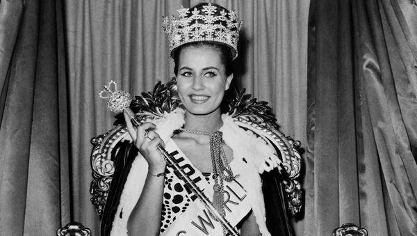 Katarīna Lodersa no Nīderlandes ieguva Mis Pasaule kroni 1962. gadā - Sputnik Latvija