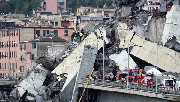 Обрушившийся мост в Генуе, Италия. 14 августа 2018 - Sputnik Латвия