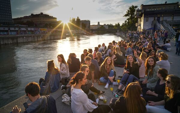 Молодежь отдыхает на Дунайском канале в центре Вены, Австрия - Sputnik Латвия