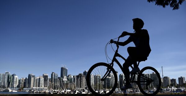 Велосипедист в Стэнли-парке Ванкувера, Канада - Sputnik Латвия
