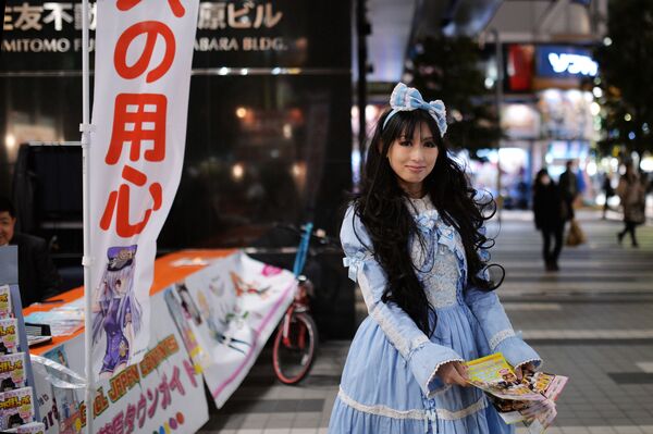 Девушка с рекламными проспектами в Токио, Япония - Sputnik Латвия