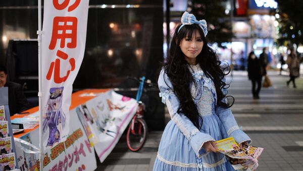 Девушка с рекламными проспектами в Токио, Япония - Sputnik Latvija