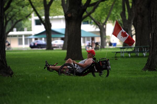 Мужчина на трехколесном велосипеде в парке Торонто, Канада - Sputnik Латвия