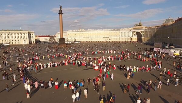 Более 2 тысяч человек водили хороводы в Санкт-Петербурге - Sputnik Латвия