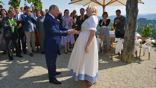 Президент России Владимир Путин после танца с министром иностранных дел Австрии Карин Кнайсль на ее свадьбе с финансистом Вольфгангом Майлингером - Sputnik Латвия