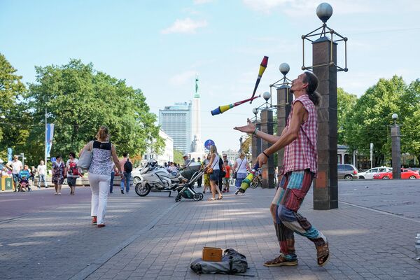 Выступление жонглера на улице Риги - Sputnik Латвия