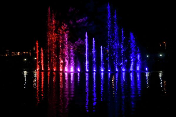 Шоу музыкальных фонтанов Рассказ воды в лунном свете - Sputnik Латвия