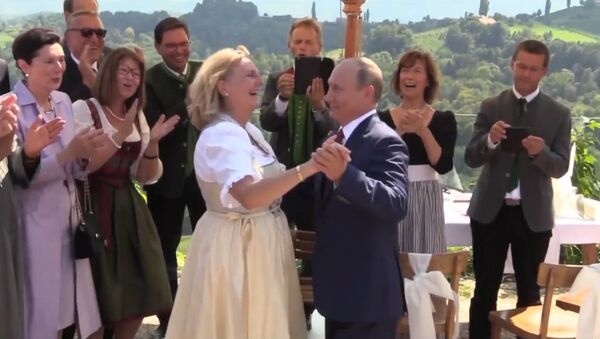 Путин на свадьбе главы МИД Австрии Кнайсль - Sputnik Латвия