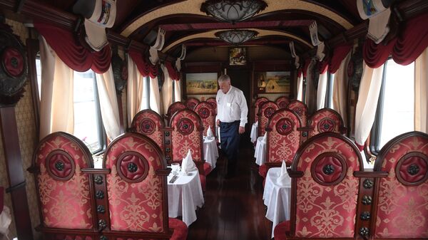 Вагон-ресторан в туристическом поезде класса люкс «Императорская Россия», который отправляется в путешествие по Транссибирской магистрали - Sputnik Латвия