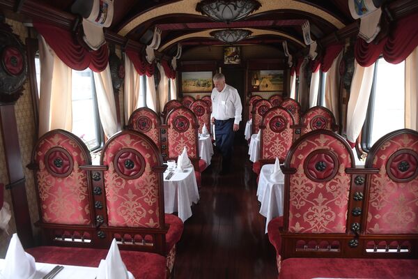 Вагон-ресторан в туристическом поезде класса люкс Императорская Россия, который отправляется в путешествие по Транссибирской магистрали - Sputnik Латвия