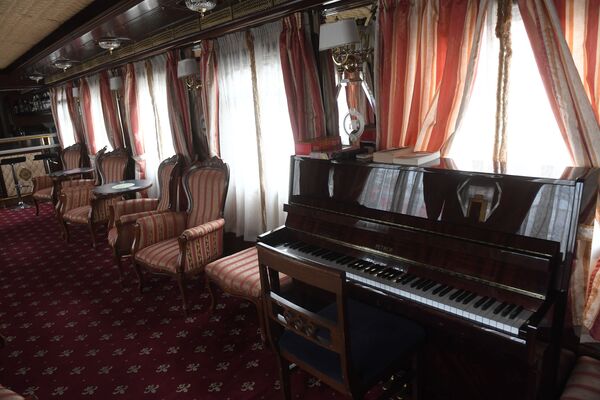 Салон в вагоне туристического поезда класса люкс Императорская Россия, который отправляется в путешествие по Транссибирской магистрали - Sputnik Латвия