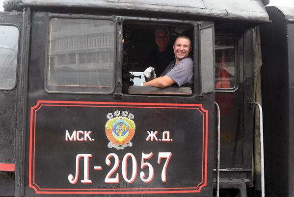 Машинисты основного ретро паровоза туристического поезда класса люкс Императорская Россия, который отправляется в путешествие по Транссибирской магистрали - Sputnik Латвия