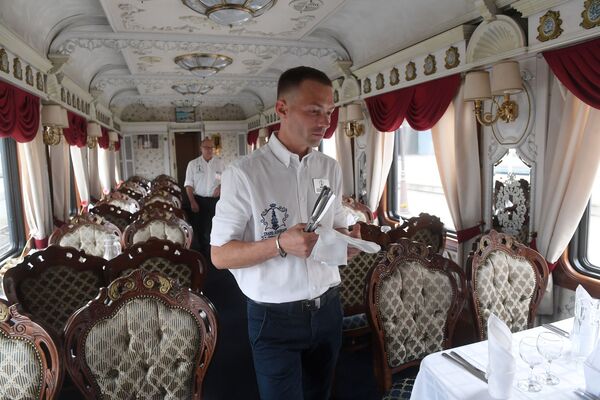 Официант в вагоне-ресторане туристического поезда класса люкс Императорская Россия, который отправляется в путешествие по Транссибирской магистрали - Sputnik Латвия