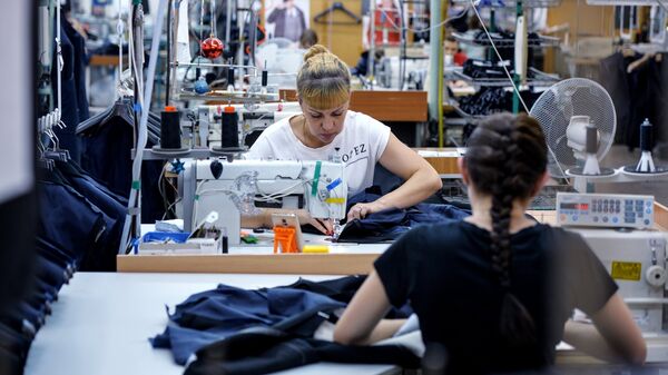 Сотрудницы в производственном цехе швейной фабрики - Sputnik Латвия