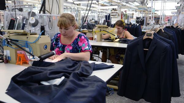 Сотрудницы в производственном цехе швейной фабрики - Sputnik Латвия