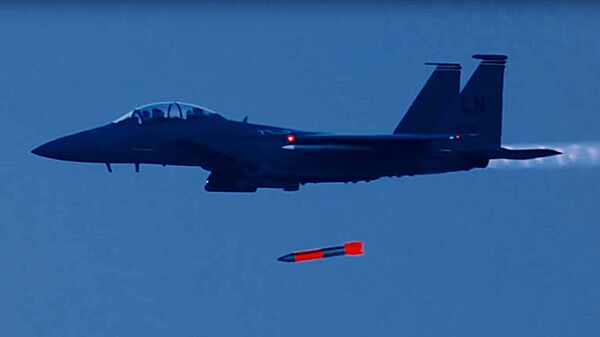 Parādījies video, kā amerikāņu iznīcinātāji F-15 nomet kodolbumbas - Sputnik Latvija