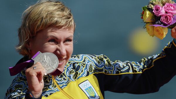 Украинка Инна Осипенко-Радомская, завоевавшая серебряную медаль в финальном заезде байдарок-одиночек на 200 м в соревнованиях женщин по гребле на байдарках и каноэ во время ХХХ летних Олимпийских игр в Лондоне, на церемонии награждения. - Sputnik Латвия