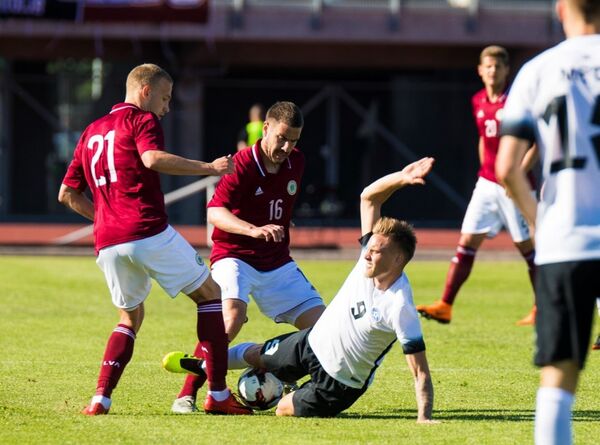 Latvijas izlases mačs pret Igaunijas komandu Baltijas futbola kausā 2018 Latvijas izlases mačs pret Igaunijas komandu Baltijas futbola kausā 2018 - Sputnik Latvija