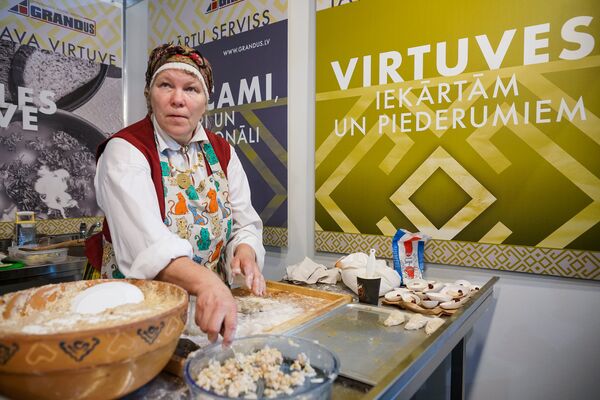 Женщина лепит традиционные пирожки со шпеком - Sputnik Латвия