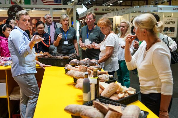 Посетители выставки дегустируют латвийский хлеб - Sputnik Латвия