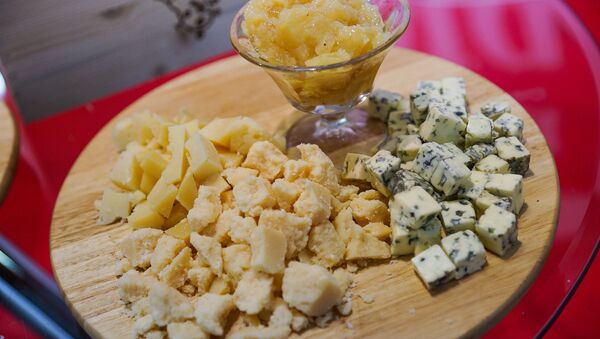 Пармезан и сыр Рокфор на выставке Riga food - Sputnik Латвия
