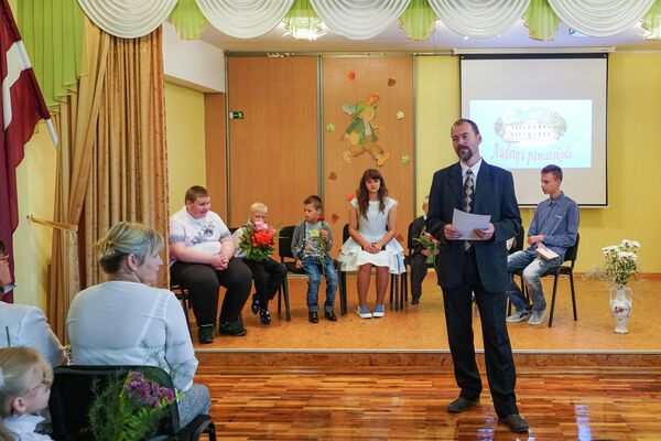 Председатель волости Александр Биндеманис не боится выступать перед родителями на русском языке Председатель волости Александр Биндеманис не боится выступать перед родителями на русском языке - Sputnik Латвия