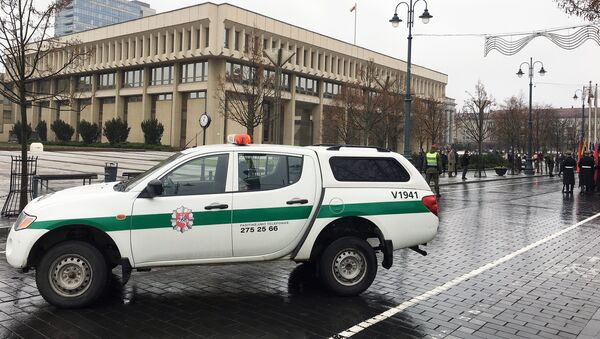 Здание сейма Литвы с автомобилем полиции - Sputnik Latvija