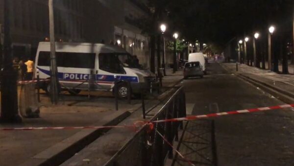 В Париже неизвестный напал с ножом на прохожих - Sputnik Латвия