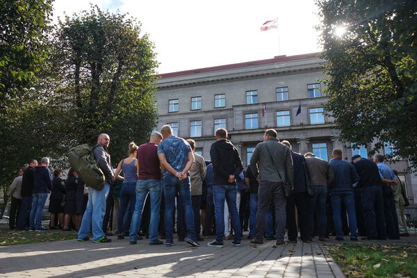 Пикет работников таможни и налогово-таможенной полиции у здания кабинета министров Пикет работников таможни и налогово-таможенной полиции у здания кабинета министров - Sputnik Латвия