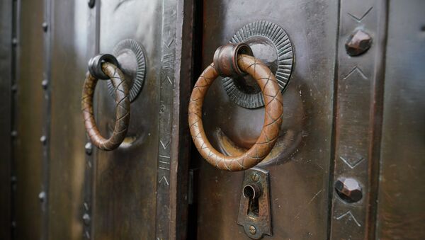Дверь, ведущая в Зал почета под памятником Свободы - Sputnik Латвия
