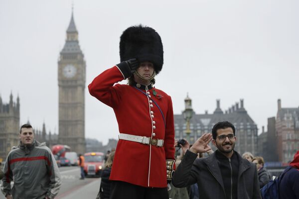 Гвардеец позирует для фото с туристами в Лондоне - Sputnik Латвия