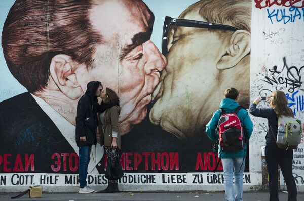 Tūristi skūpstās pie Berlīnes mūra, Vācijā - Sputnik Latvija