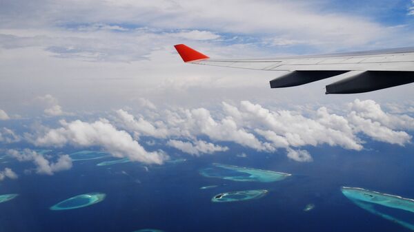 Самолет летит над Мальдивскими островами. - Sputnik Latvija