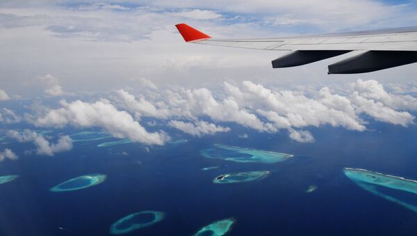 Самолет летит над Мальдивскими островами. - Sputnik Латвия