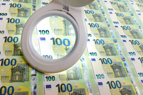 Презентация нового дизайна евробанкнот достоинством 100 и 200 евро Презентация нового дизайна евробанкнот достоинством 100 и 200 евро - Sputnik Латвия