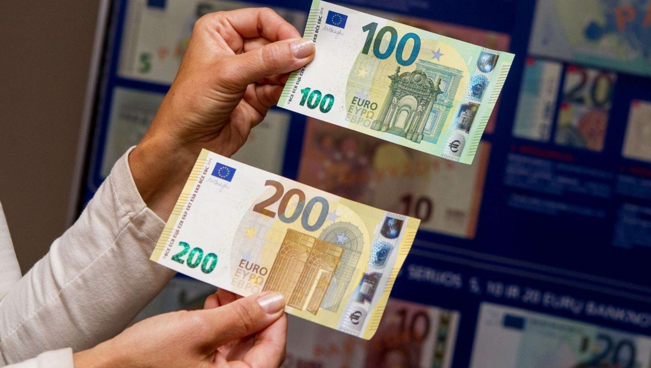 Замена euros. 100 Евро купюра. Новые купюры евро. New 100 Euro. 100 Евро фото.