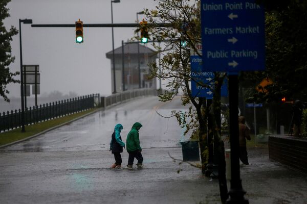 Люди на улице во время подтопления, вызванного ураганом Флоренс в городе Нью-Берн, США - Sputnik Латвия