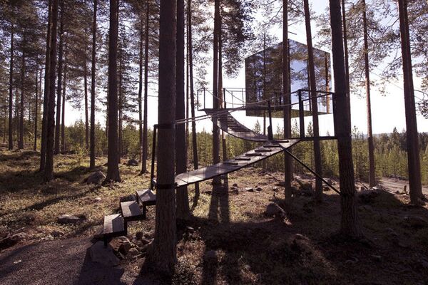 Зеркальный лесной дом на дереве — отель, расположенный в Харадсе, Швеция - Sputnik Латвия
