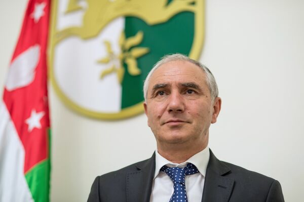 Спикер Народного собрания Валерий Бганба, назначенный парламентом исполняющим обязанности президента Абхазии, на пресс-конференции в Сухуми. Спикер Народного собрания Валерий Бганба, назначенный парламентом исполняющим обязанности президента Абхазии, на пресс-конференции в Сухуми. - Sputnik Латвия