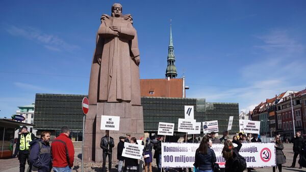 Участники акции протеста, протестующие против празднования Дня Победы, у здания Латвийской Национальной библиотеки в Риге - Sputnik Латвия