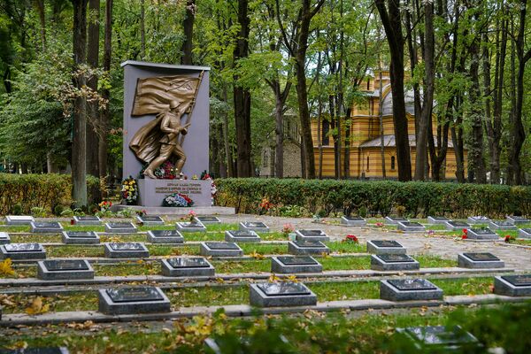 Воинские братские могилы на Покровском кладбище в Риге Воинские братские могилы на Покровском кладбище в Риге - Sputnik Латвия