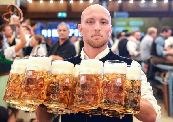 Официант разносит бокалы с пивом на открытии традиционного пивного фестиваля Октоберфест в Мюнхене - Sputnik Латвия