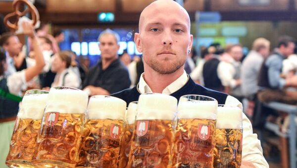 Официант разносит бокалы с пивом на открытии традиционного пивного фестиваля Октоберфест в Мюнхене - Sputnik Латвия
