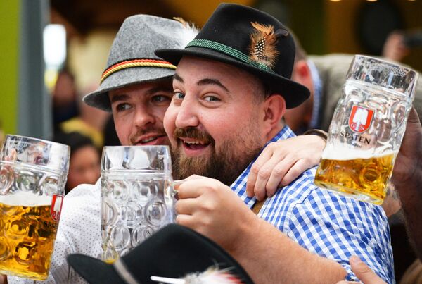 Посетители с бокалами пива на открытии традиционного пивного фестиваля Октоберфест в Мюнхене - Sputnik Латвия
