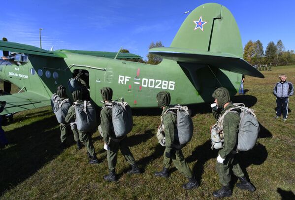 Воспитанники Уссурийского суворовского военного училища у самолета Ан-2 на полевом аэродроме у села Новосысоевка Приморского края Воспитанники Уссурийского суворовского военного училища у самолета Ан-2 на полевом аэродроме у села Новосысоевка Приморского края - Sputnik Латвия