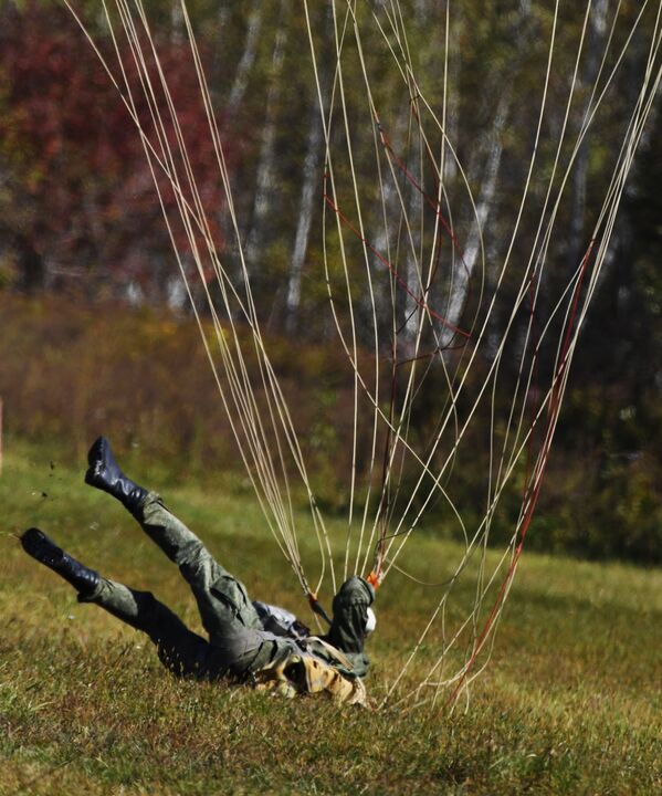 Воспитанник Уссурийского суворовского военного училища во время первого прыжка с парашютом на полевом аэродроме - Sputnik Латвия