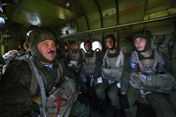 Воспитанники Уссурийского суворовского военного училища на борту самолета Ан-2 перед прыжком с парашютом Воспитанники Уссурийского суворовского военного училища на борту самолета Ан-2 перед прыжком с парашютом - Sputnik Латвия
