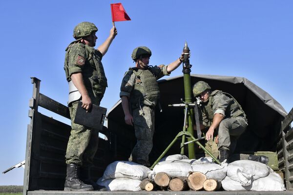 Военнослужащие в грузовике с 82-миллиметровым минометом во время тактических артиллерийских учений на полигоне Молькино в Краснодарском крае Военнослужащие в грузовике с 82-миллиметровым минометом во время тактических артиллерийских учений на полигоне Молькино в Краснодарском крае - Sputnik Латвия