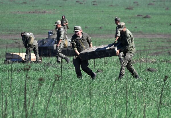 Военнослужащие во время тактических артиллерийских учений на полигоне Молькино в Краснодарском крае - Sputnik Латвия