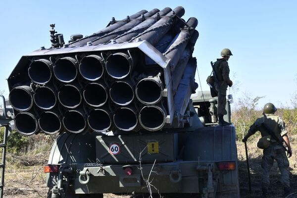 Реактивная система залпового огня (РСЗО) Ураган во время тактических артиллерийских учений на полигоне Молькино в Краснодарском крае Реактивная система залпового огня (РСЗО) Ураган во время тактических артиллерийских учений на полигоне Молькино в Краснодарском крае - Sputnik Латвия